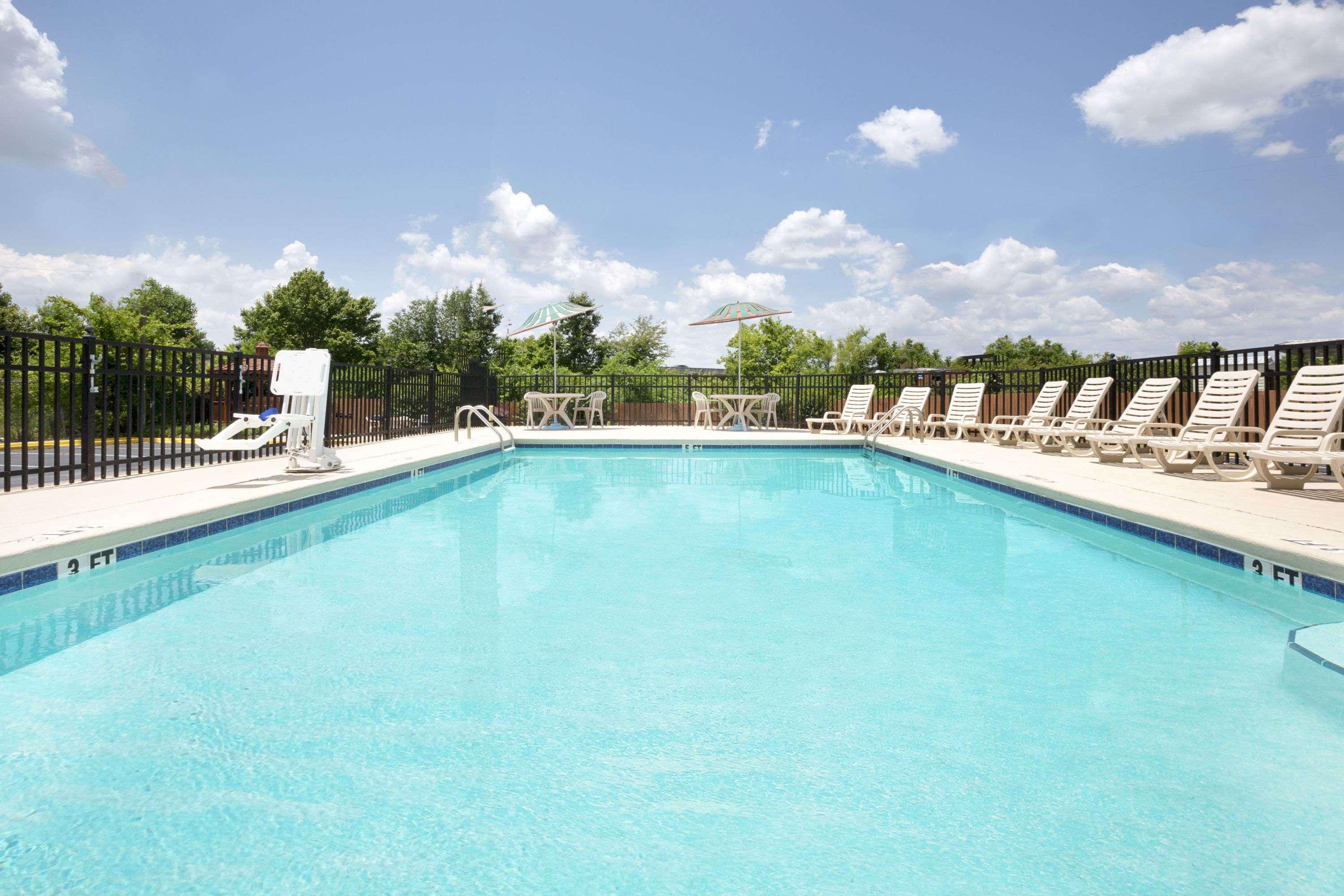 Days Inn By Wyndham Columbus-North Fort Moore Екстер'єр фото