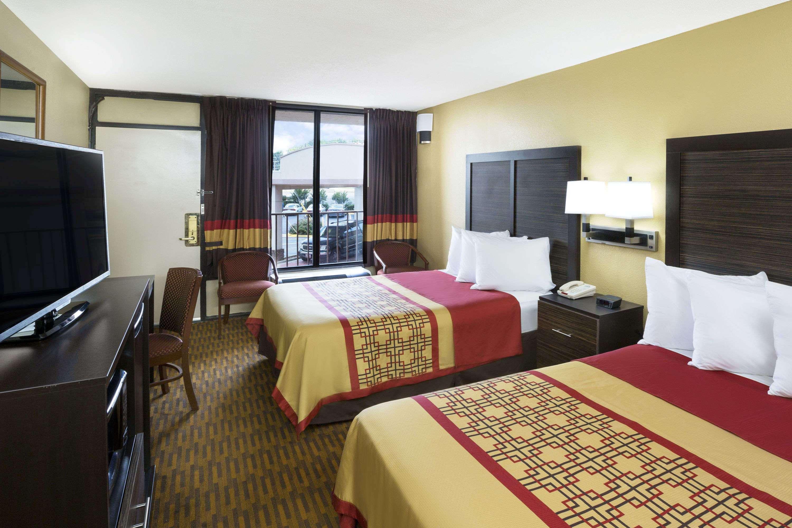 Days Inn By Wyndham Columbus-North Fort Moore Екстер'єр фото