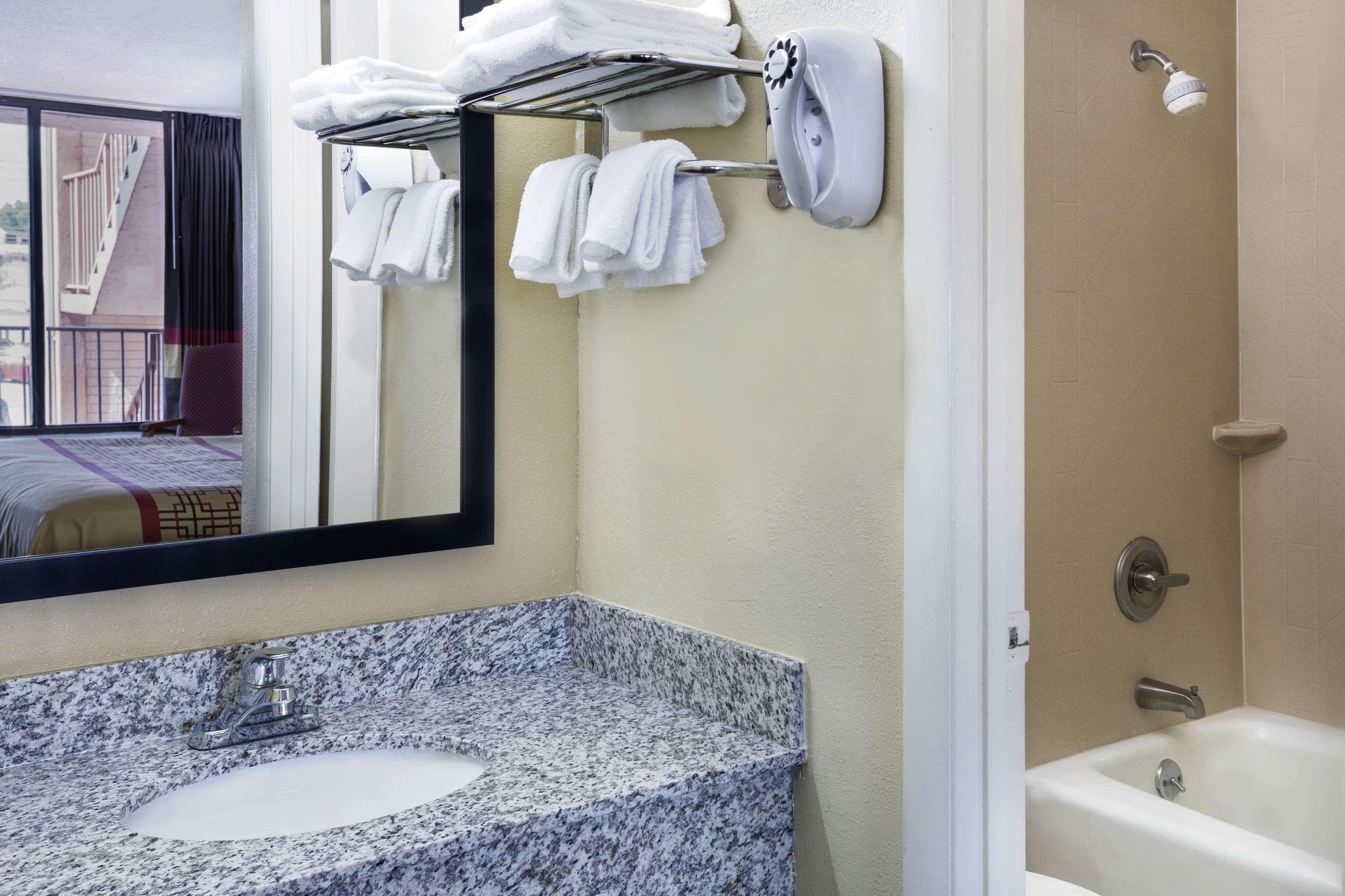 Days Inn By Wyndham Columbus-North Fort Moore Екстер'єр фото