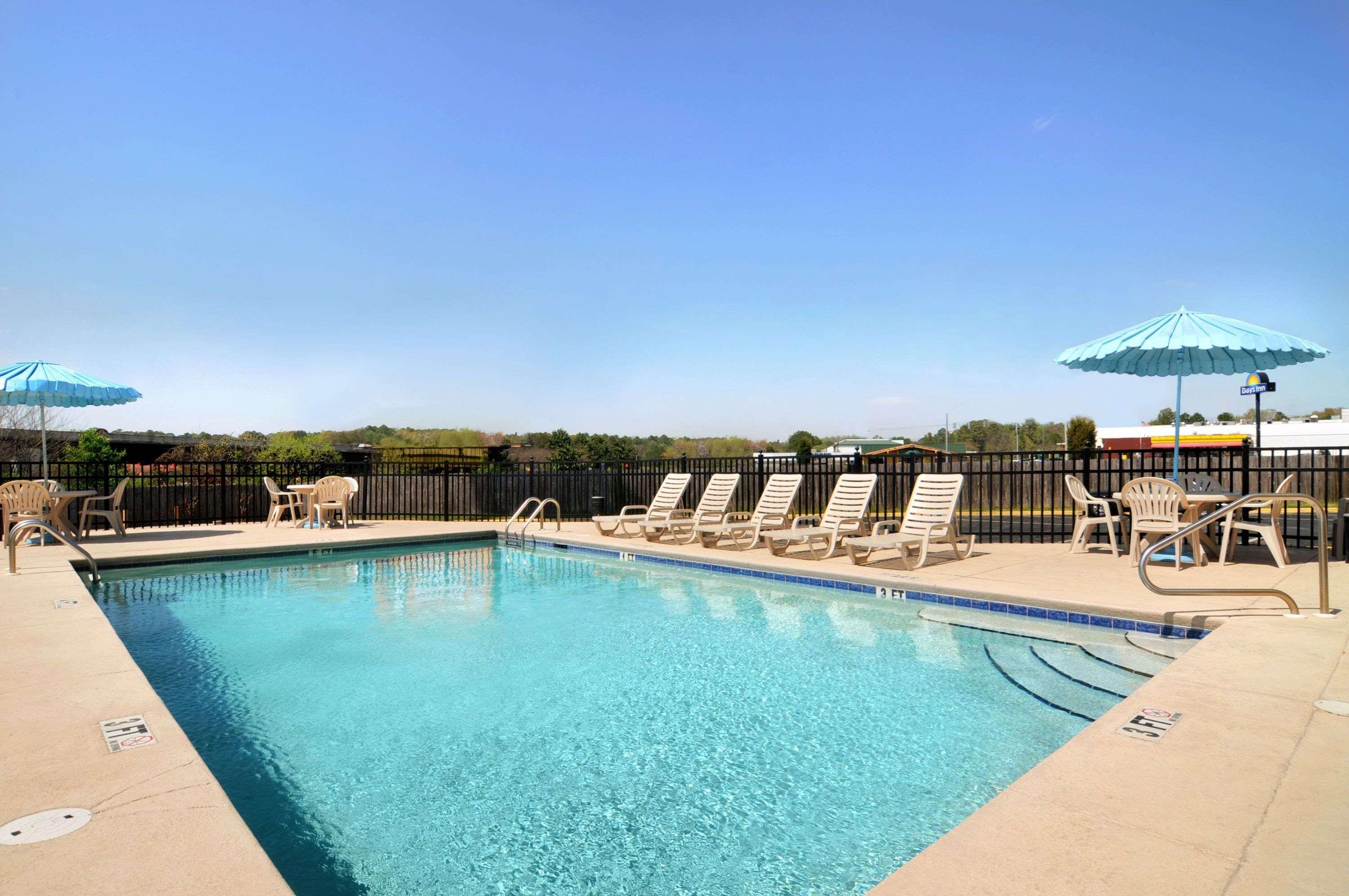 Days Inn By Wyndham Columbus-North Fort Moore Екстер'єр фото