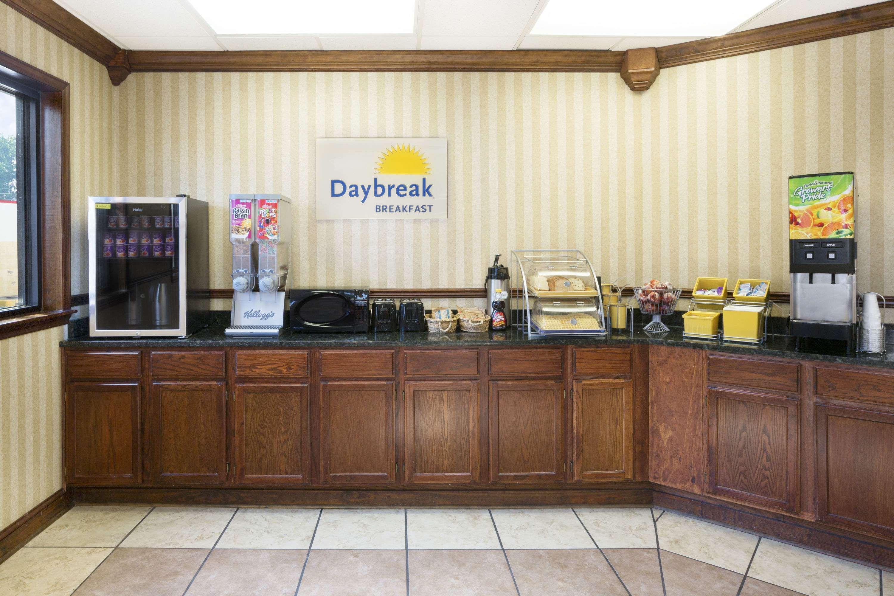 Days Inn By Wyndham Columbus-North Fort Moore Екстер'єр фото