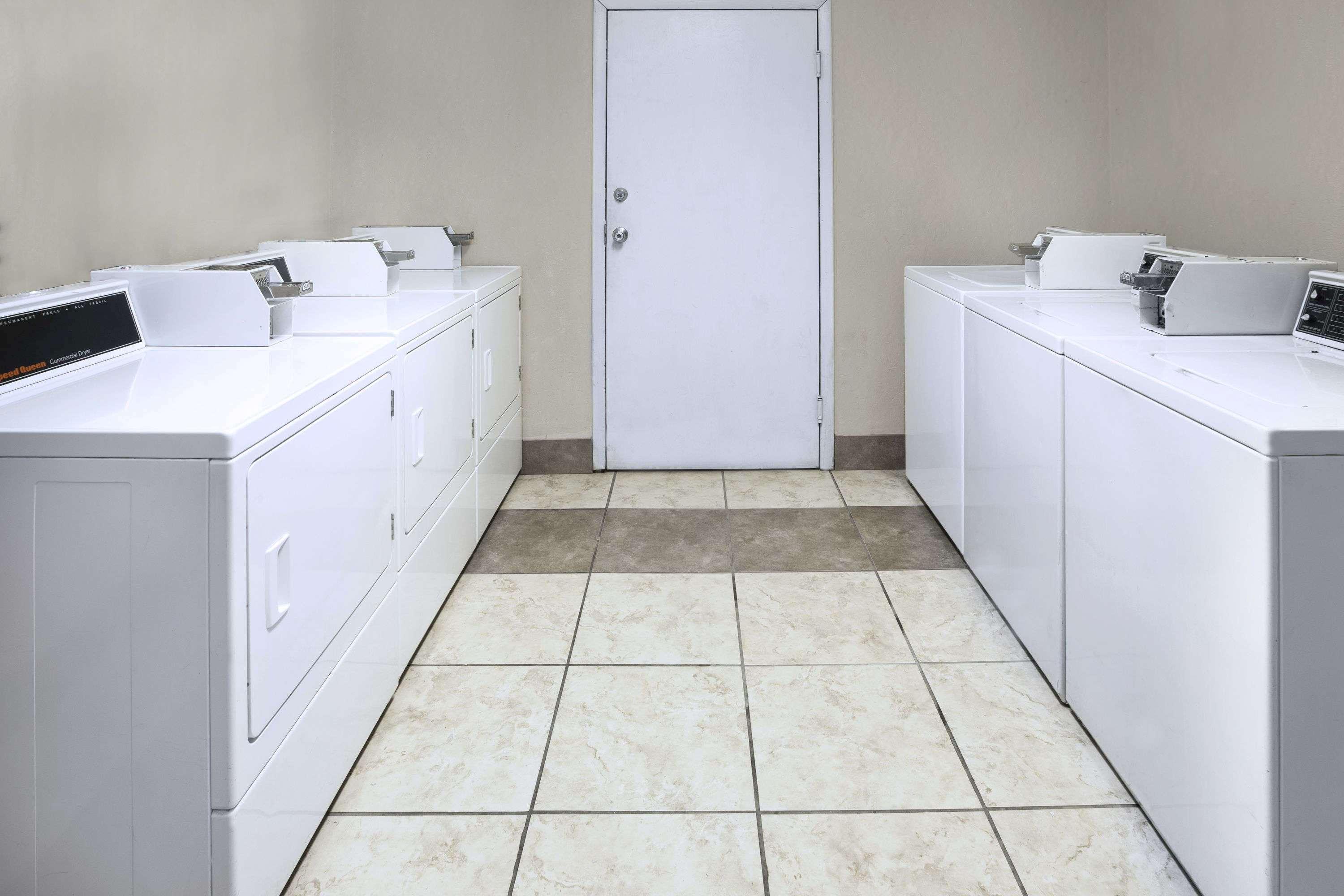 Days Inn By Wyndham Columbus-North Fort Moore Екстер'єр фото