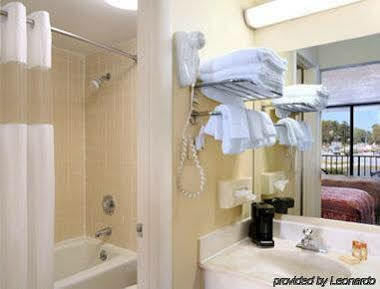 Days Inn By Wyndham Columbus-North Fort Moore Екстер'єр фото
