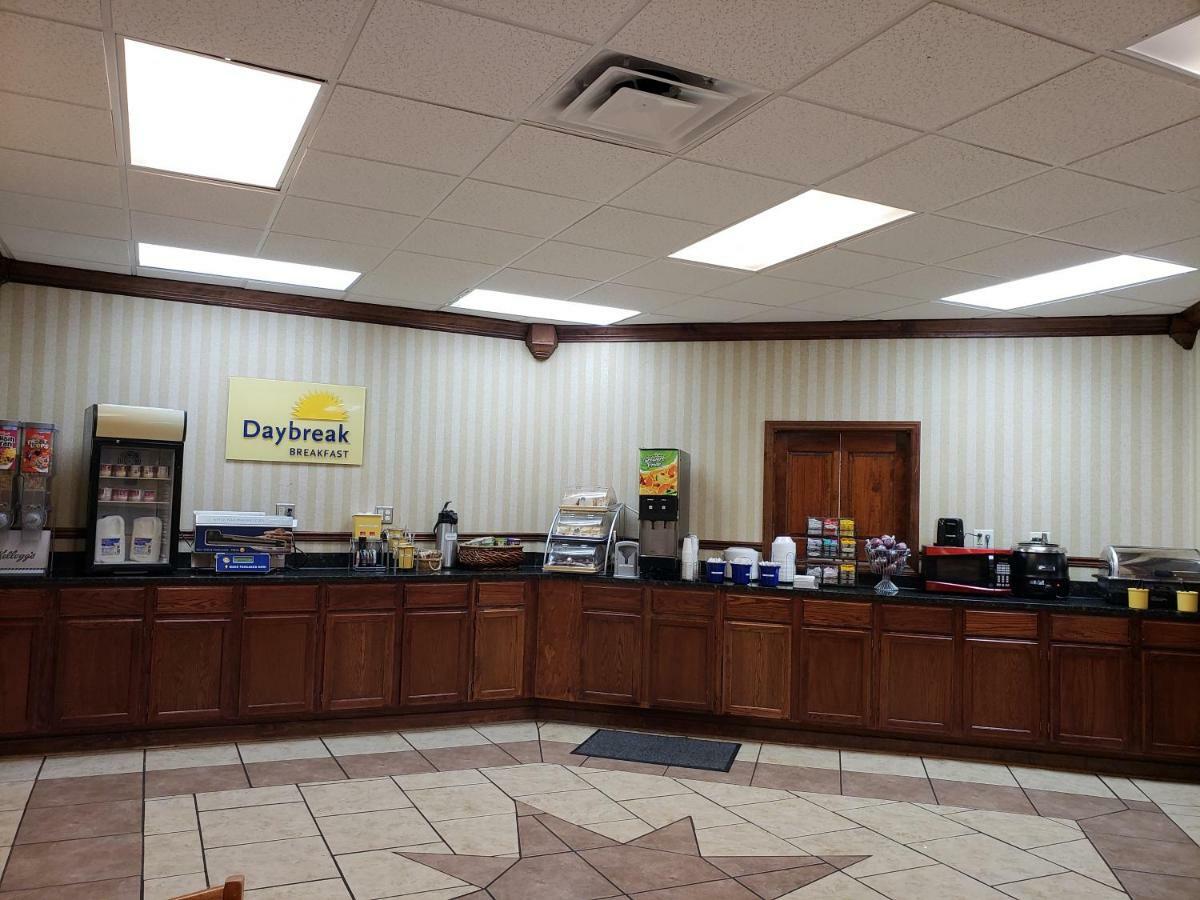 Days Inn By Wyndham Columbus-North Fort Moore Екстер'єр фото