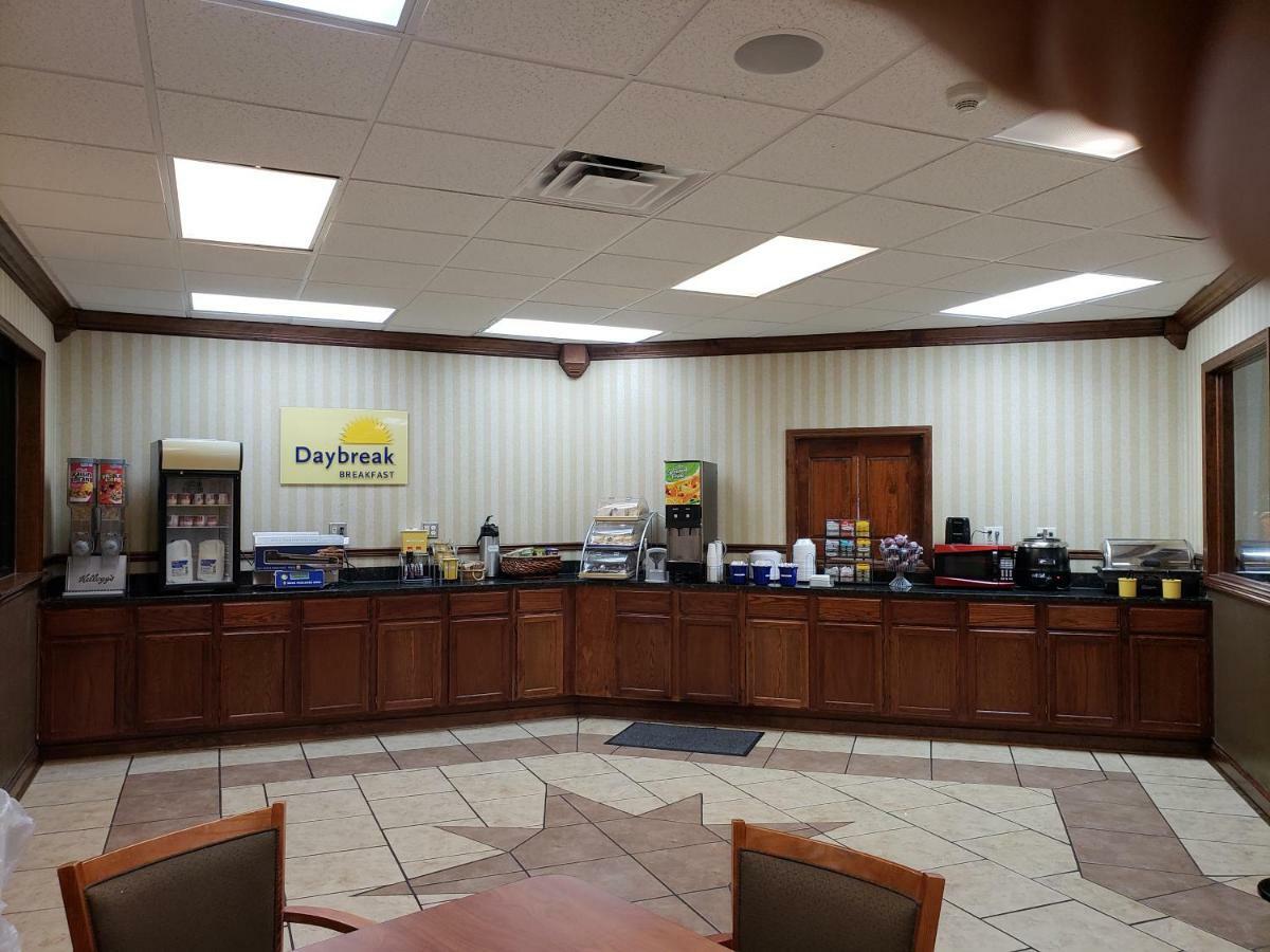 Days Inn By Wyndham Columbus-North Fort Moore Екстер'єр фото